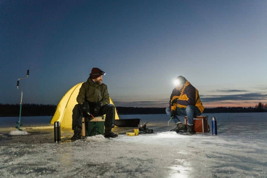 Fischerei auf dem zugefrorenen See