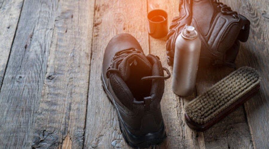 Reinigung der Schuhe mit einer Bürste und Spray