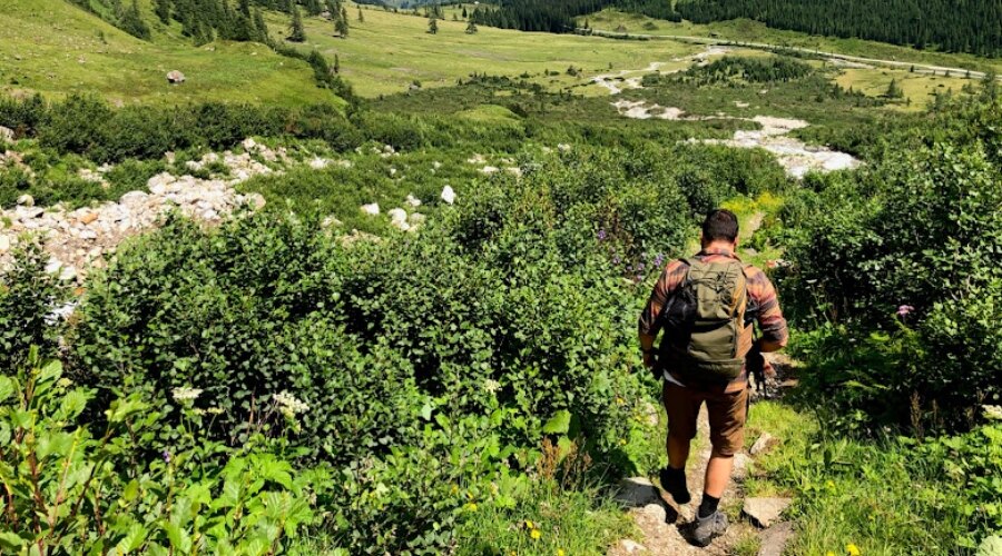 Ein Mann mit einem Rucksack auf einer Wanderung