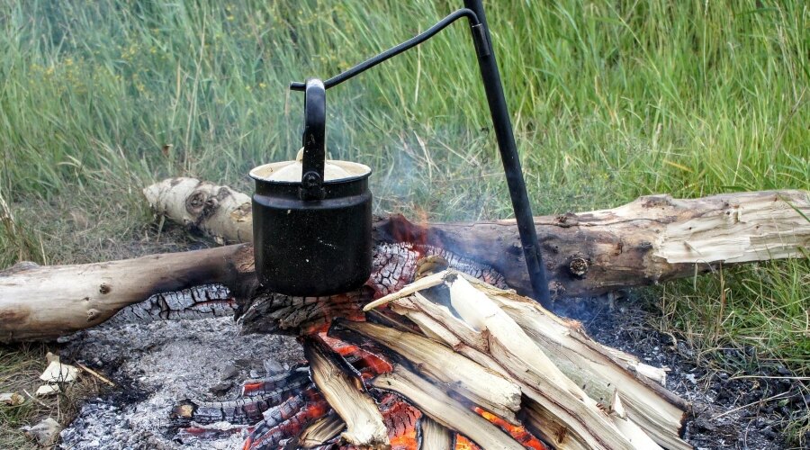 Kochen im Kessel über dem Feuer