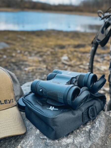 Taschenfernglas mit Etui am See, Ausrüstung für leichtes Reisen. Foto: Rigad