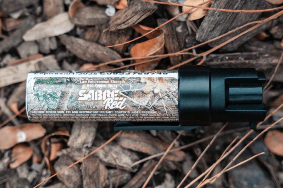 Abwehrspray Sabre Red im Gras. Quelle: Sabre Red, Rigad