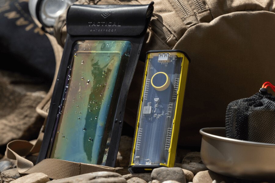 Powerbanka C4 Explosive Tactical<sup>®</sup> 9600 mAh und wasserdichte Hülle für das Handy für Outdoor-Nutzung. Foto: Rigad