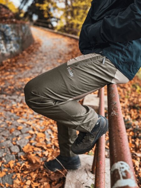 Outdoor-Hosen Tilak auf einem Herbstspaziergang auf einem steinigen Pfad. Foto: Rigad