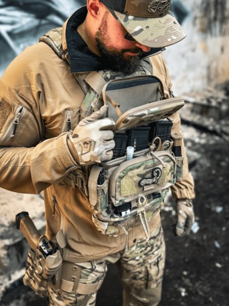 Ausrüstung am Brustträger mit Admin/Medizintasche und Pistole im Beingurt. Foto: Rigad