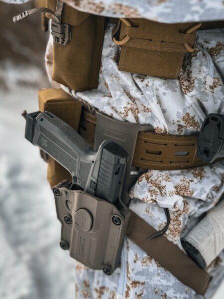 Low-ride Gürtelholster mit Retention; Waffe unterhalb der Gürtelebene ohne großes Oberschenkelpanel. Foto: Rigad