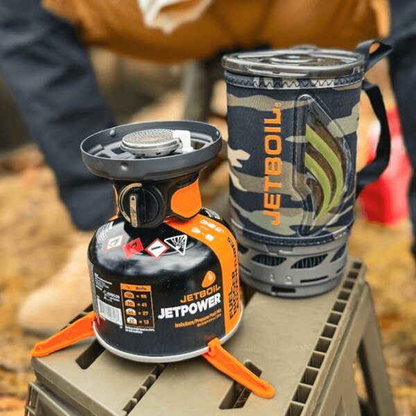 Jetboil Kocher mit Jetpower Kartusche und isoliertem Topf auf dem Untergrund. Foto: Rigad