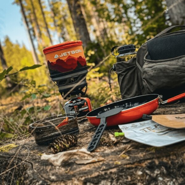 Outdoor-Kocher Jetboil mit Pfanne und Zubehör im Wald. Foto: Rigad