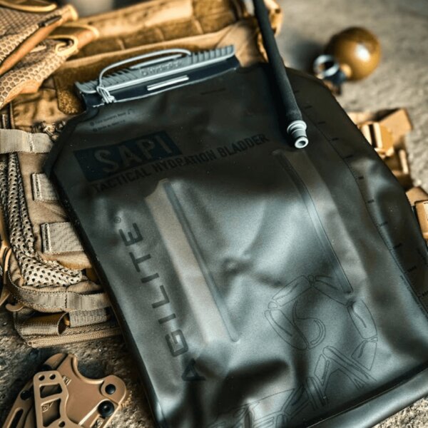 Der Hydrationsrucksack SAPI Agilite<sup>&reg;</sup> auf der taktischen Weste mit angeschlossenem Trinkschlauch. Foto: Rigad