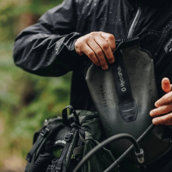 Füllen der Hydrapak-Trinkblase unter Outdoor-Bedingungen. Foto: Hydrapak, Rigad