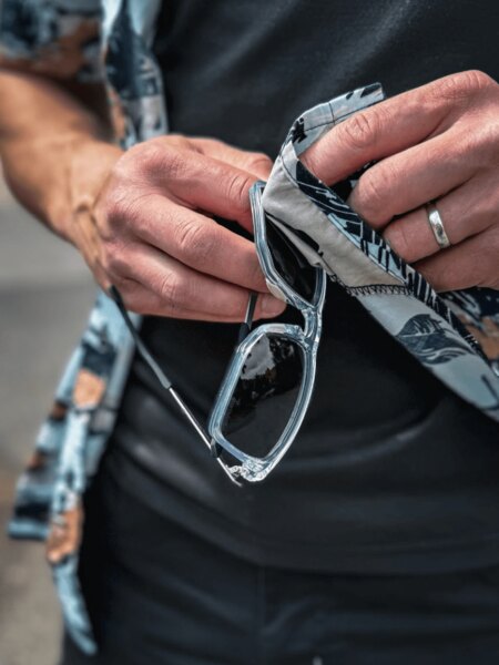 Reinigen der Sonnenbrille mit einem Tuch – Pflege für klare und kratzfreie Sicht