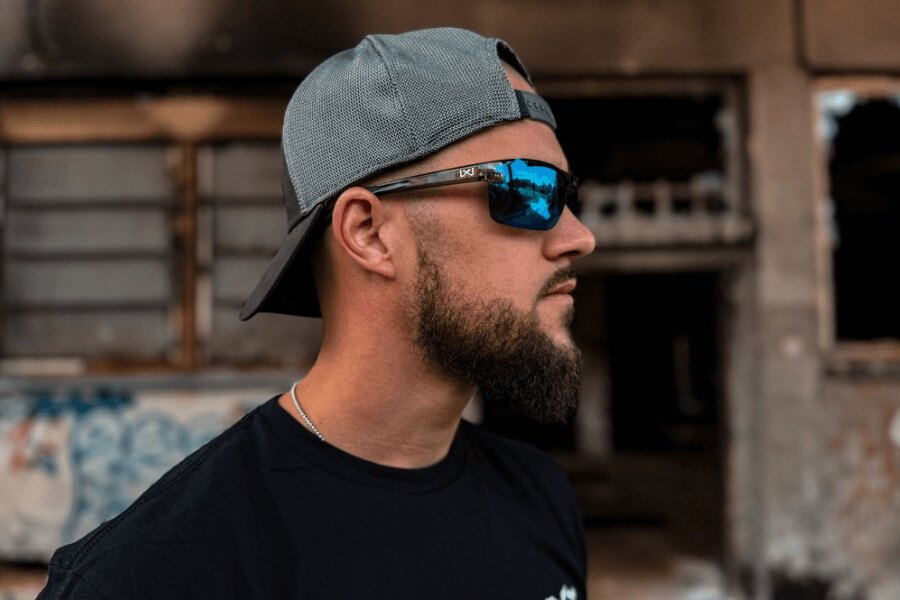 Ein Mann mit aufgesetzter taktischer Sonnenbrille Wiley X mit blauen polarisierten Gläsern