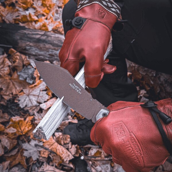 Arbeiten mit dem Messer Noctem Hydra Knives<sup>®</sup> in den Lederwinterhandschuhen Woodcrafter Helikon-Tex<sup>®</sup>. Quelle: Rigad