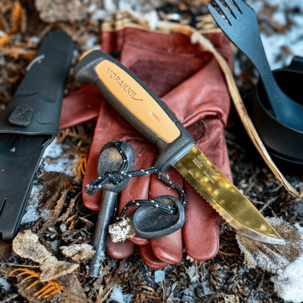 Messer ROPE Morakniv<sup>®</sup> mit Feuerstahl, Handschuhen und weiterem Bushcraft-Zubehör. Quelle: Rigad