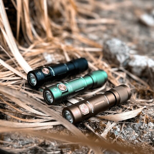 Taschenlampen Fenix in schwarzer, grüner und bronzefarbener Variante – LED-Modelle für den täglichen Gebrauch. Foto: Rigad