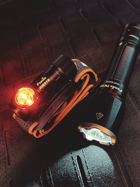 Taschenlampen Fenix in schwarz, grün und bronzefarbenen Varianten – LED-Modelle für den täglichen Gebrauch. Foto: Rigad