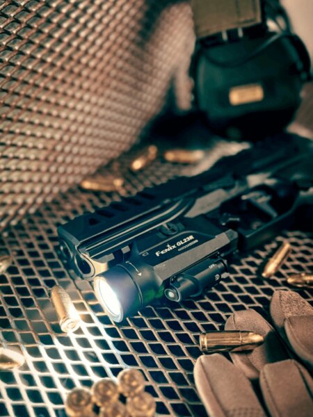 Die taktische LED-Taschenlampe Fenix GL22R montiert auf einer Waffe – ideal für Sicherheits- und Verteidigungszwecke. Foto: Rigad