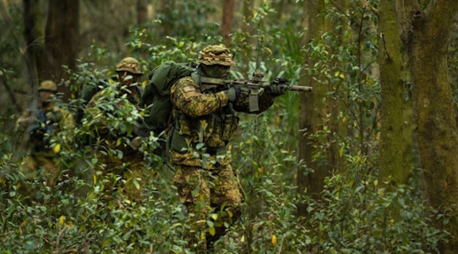 Bewaffnete Männer in der Natur