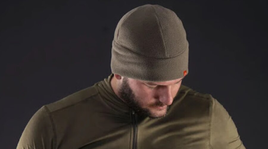 Mann mit einer Fleece-Mütze PENTAGON<sup>®</sup> Oros Watch Hat