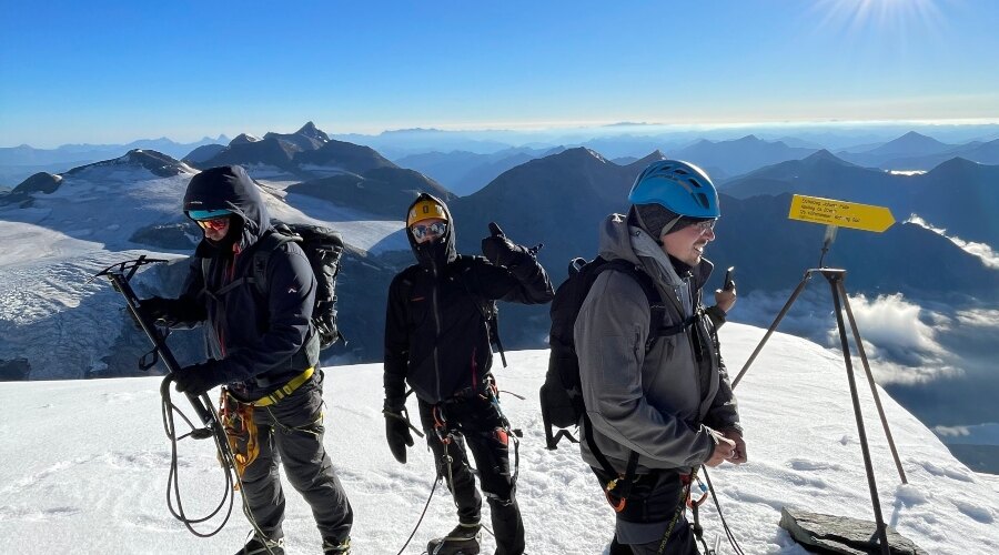 Eine Gruppe von Menschen in den Bergen in Winterkleidung