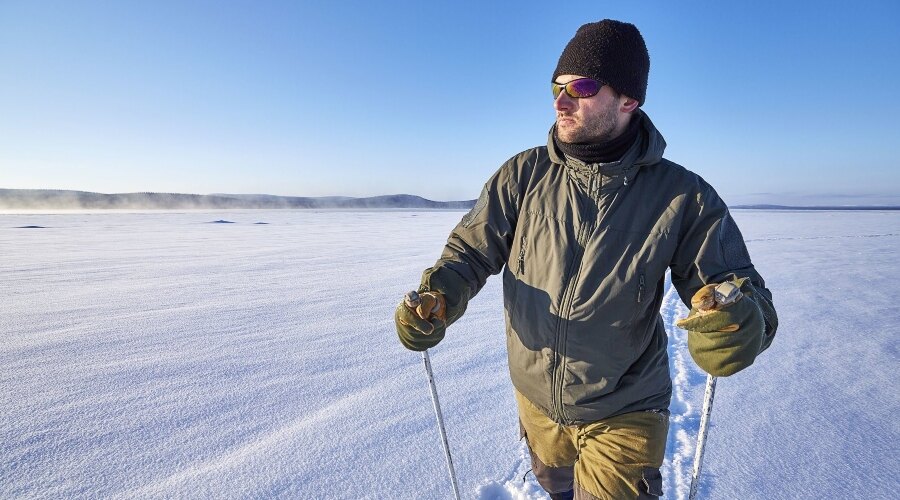 Mann auf Skiern in Winterkleidung