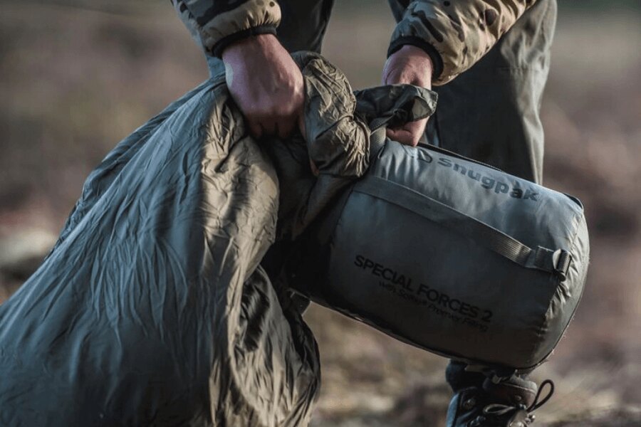 Verpackung des Schlafsacks Special Forces 2 Snugpak<sup>®</sup> in die Schutzhülle. Quelle: Rigad, Snugpak