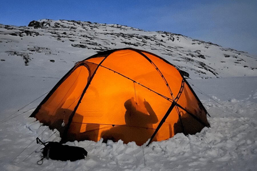 Orangenes Zelt im Schnee. Quelle: https://www.pexels.com/cs-cz/foto/ryma-studeny-snih-hory-20809686/