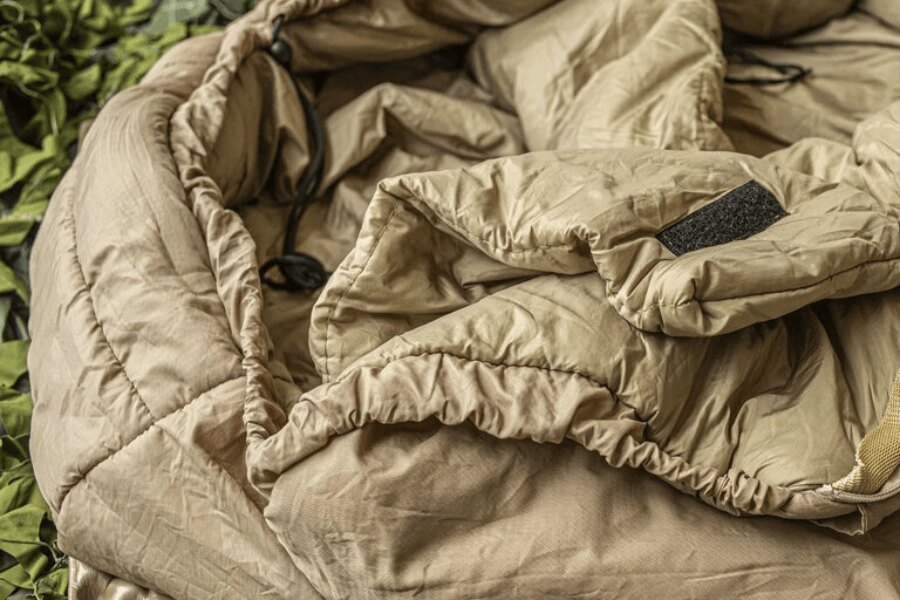 Mumien-Winterschlafsack mit Kordelzugkapuze. Quelle: Rigad, Snugpak