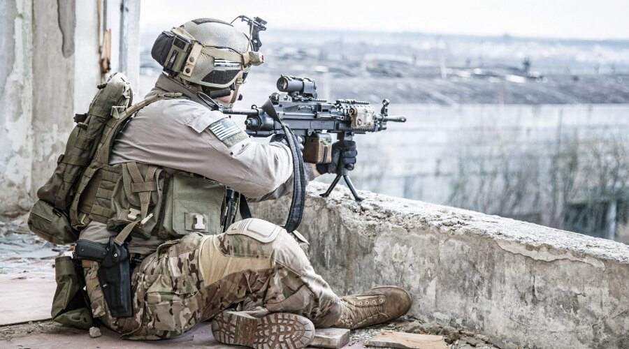 Ein bewaffneter Mann mit einem ballistischen Schutzhelm.
