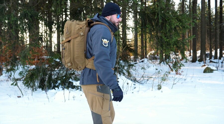 Ein Mann bereit für eine Winterwanderung