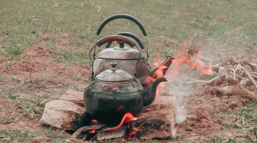 Wasserkocher, der Wasser über dem Feuer erhitzt