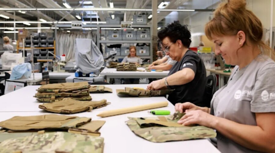 Frauen stellen Produkte der Firma NFM her