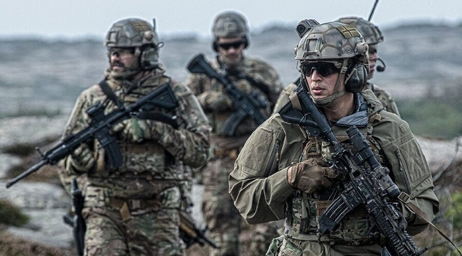 Soldaten mit Waffen