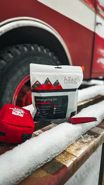 Notfall-Winterset Haago mit Thermofolie und Handwärmern, im Schnee vor dem Fahrzeug platziert – praktische Autoausstattung für die Wintersaison 2025/26. Foto: Rigad