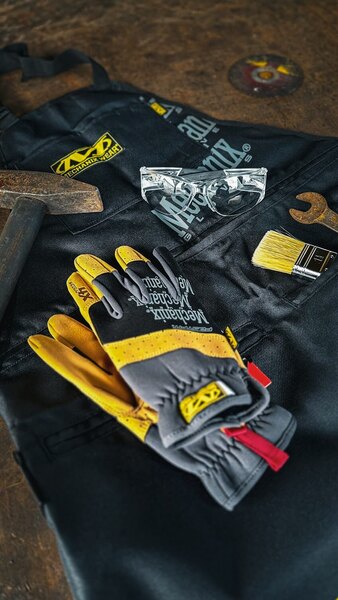Arbeitshandschuhe Mechanix Wear auf der Werkbank – robuste Handschuhe geeignet für den Wintereinsatz mit Ketten, Fahrzeugbergung und Arbeiten bei Frost. Foto: Rigad