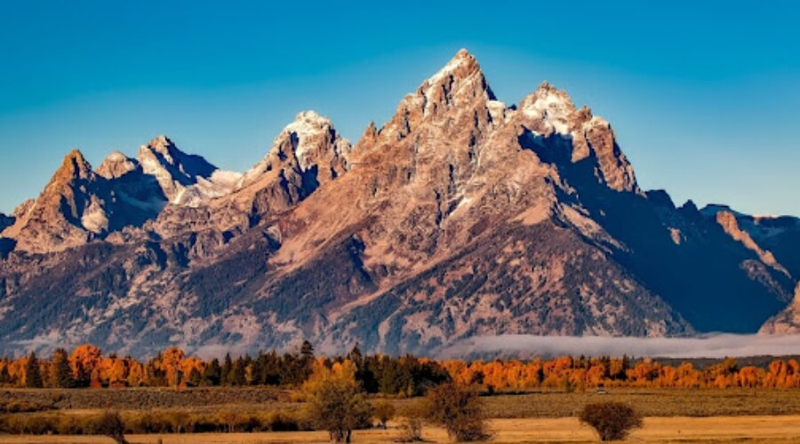 Berge und blauer Himmel