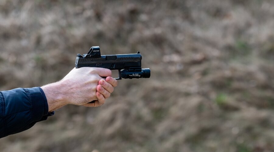 Der Schütze zielt mit der Waffe in der Hand.