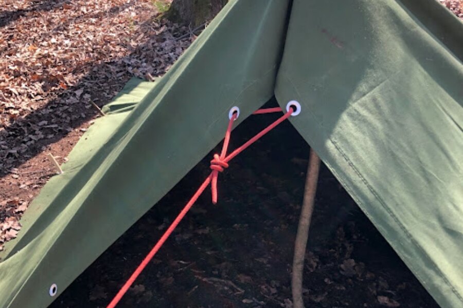 Grüner Unterstand gebaut mit Hilfe von Paracord