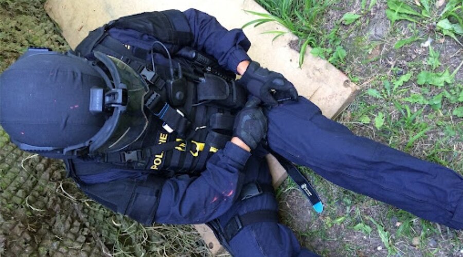 Der Polizist benutzt ein Tourniquet
