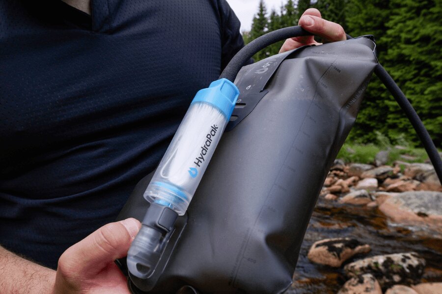 Der HydraPak-Filter, der an das Beutelsystem zur Wasserfiltration im Gelände angeschlossen ist. Foto: Rigad