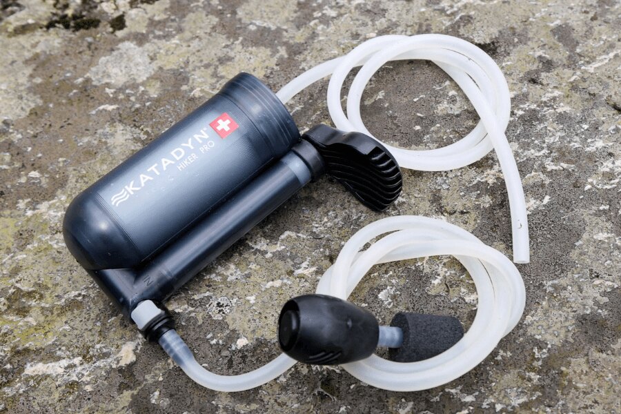 Katadyn Hiker Pro Wasserfilter mit Schläuchen auf einem Stein liegend. Foto: Rigad