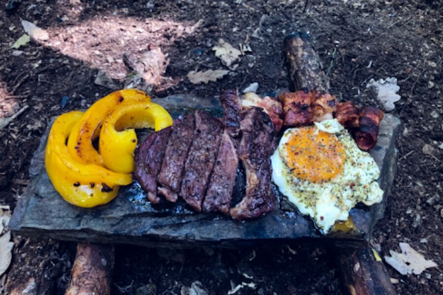 Outdoor-Kochen - Steak auf dem Stein