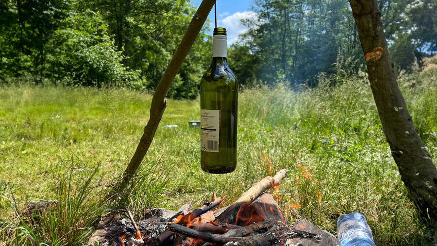 Notfallfilterung - Flasche über dem Lagerfeuer