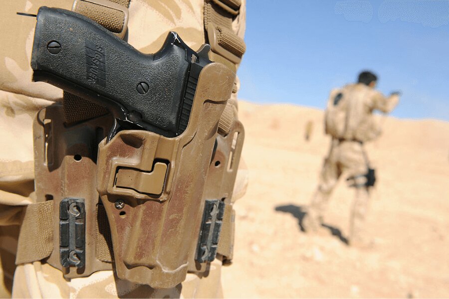 Pistolenholster. Quelle: https://upload.wikimedia.org/wikipedia/commons/thumb/a/a3/Sig_Sauer_Pistol_MOD_45151204.jpg/1024px-Sig_Sauer_Pistol_MOD_45151204.jpg