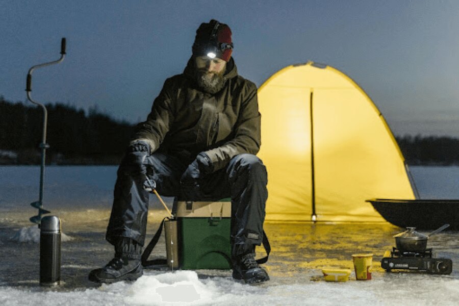 Mann vor dem Zelt, Camping im Winter.