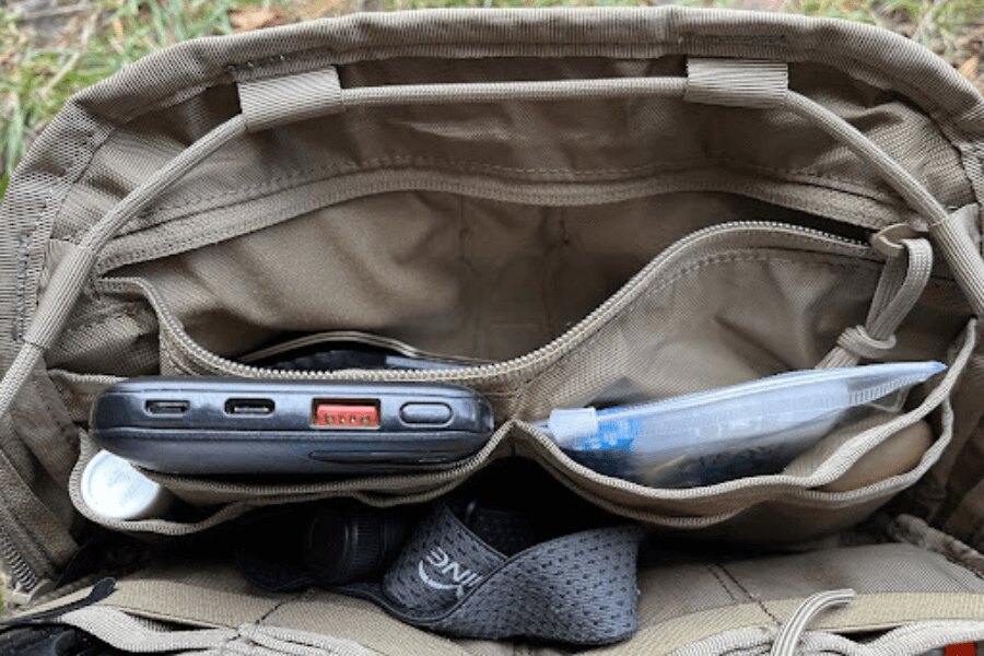 Helikon-Tex Numbat Brusttasche - Innentasche mit Reißverschluss. Quelle: Tibor Hrušecký