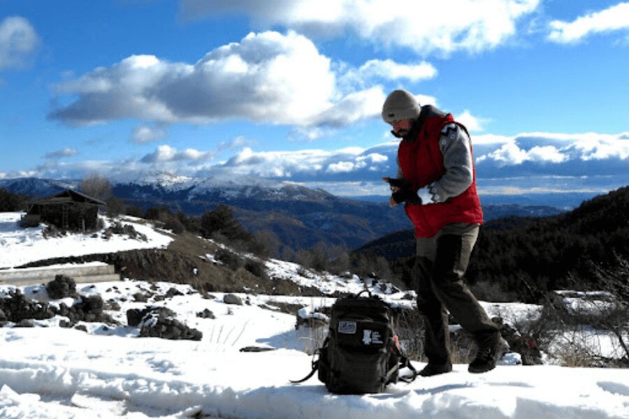 Mann, Outdoor im Winter, Berge, Rucksack.