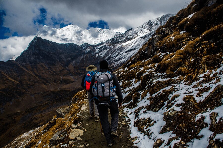 Trekking in den Bergen. Quelle: https://www.pexels.com/cs-cz/foto/snih-krajina-hory-priroda-914128/