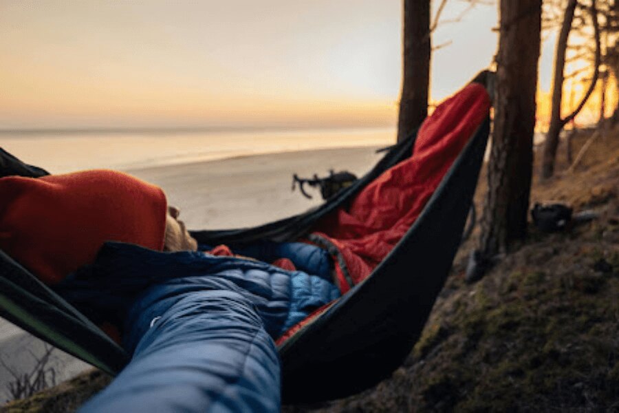 Schlafsack und Hängematte, Sonnenuntergang