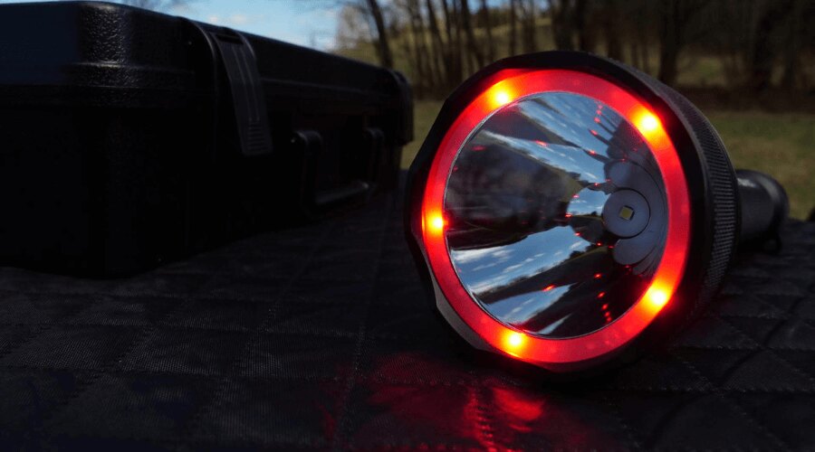 Scheinwerfer, rotes Licht.